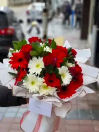 Kırmızı Beyaz El Buketi - Eskişehir Çiçekçiler