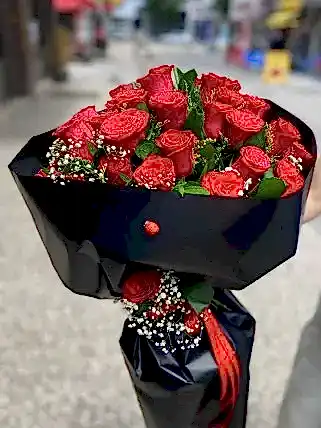 Siyah Pakette Kırmıızı Güller - Eskişehir çiçek