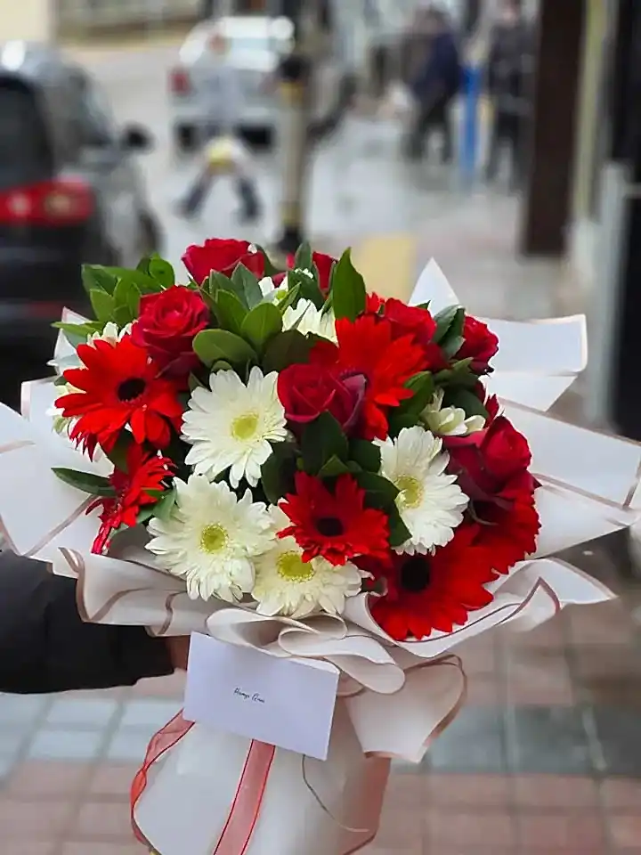 Kırmızı Beyaz El Buketi - Eskişehir Çiçekçiler