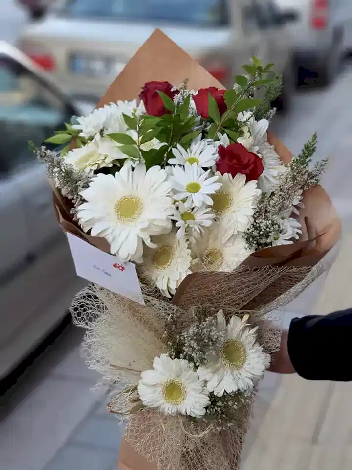 Beyaz Çiçekler ve Kırmızı Güller - Eskişehir Çiçekçiler